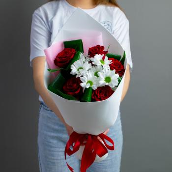 5 роз с белой хризантемой