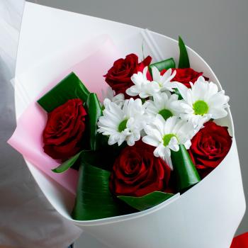 5 роз с белой хризантемой