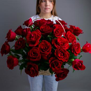 Корзина с 35 красными розами