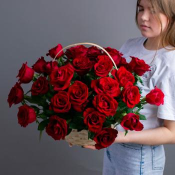 Корзина с 35 красными розами